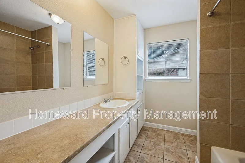 3 bed, 2.0 bath, 1663 sqft, $2,000 — Photo 3