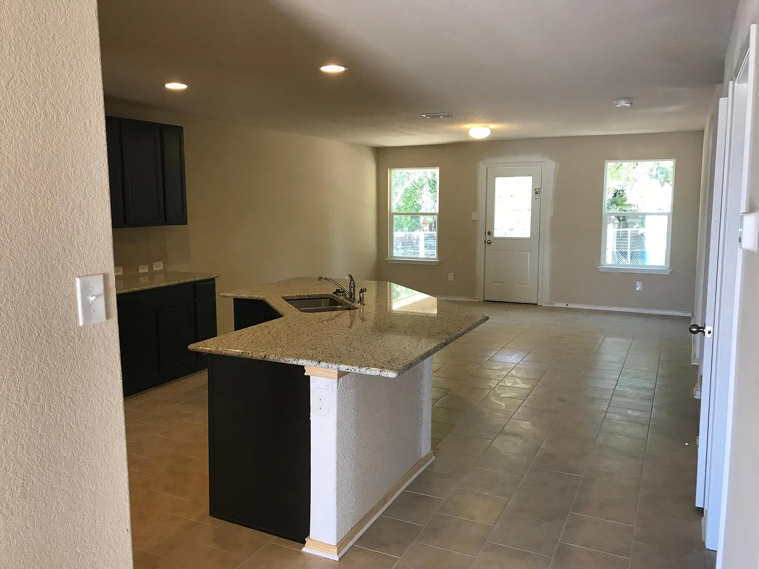 5 bed, 3.5 bath, 2678 sqft, $2,300 — Photo 3
