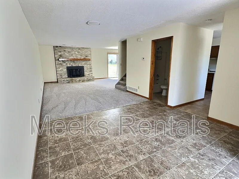 3 bed, 1.5 bath, 1400 sqft, $1,500 — Photo 4