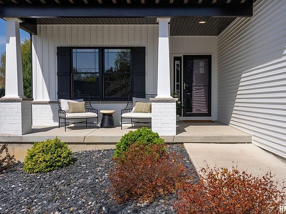 3rd image of 4048 Meadowlark Ct