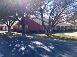 302 Sandalwood Ln, Levelland, TX 79336