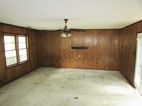 2nd image of 2121 Hutchinson St