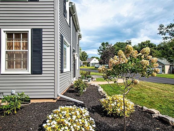 3rd image of 18 Bedford Dr