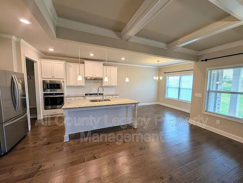5 bed, 4.0 bath, 2863 sqft, $2,995 — Photo 2
