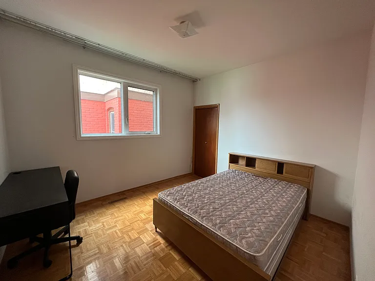 368 Dufferin St — Photo 1