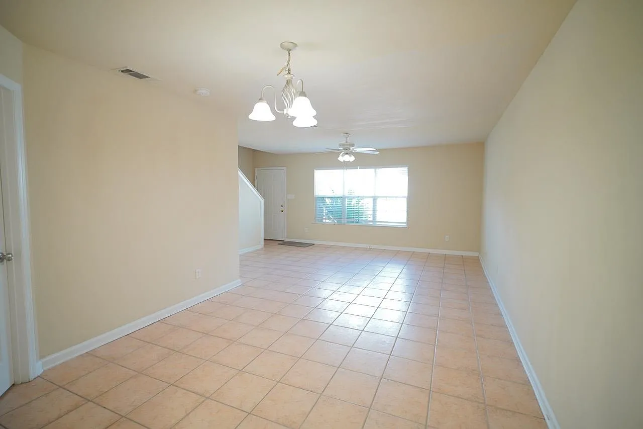 4 bed, 1500 sqft, $1,800 — Photo 2