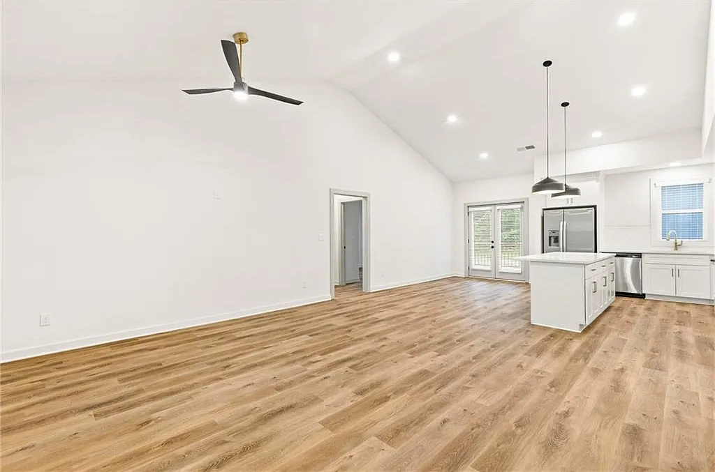4 bed, 2.0 bath, 1310 sqft, $3,200 — Photo 3