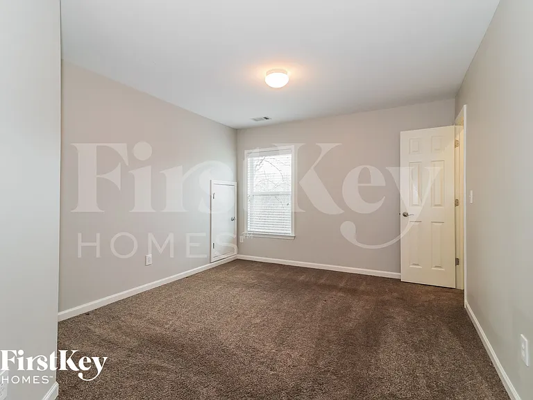 677 Longwood Pl — Photo 11