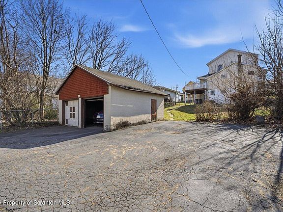 2nd image of 910-912 S Hampton St