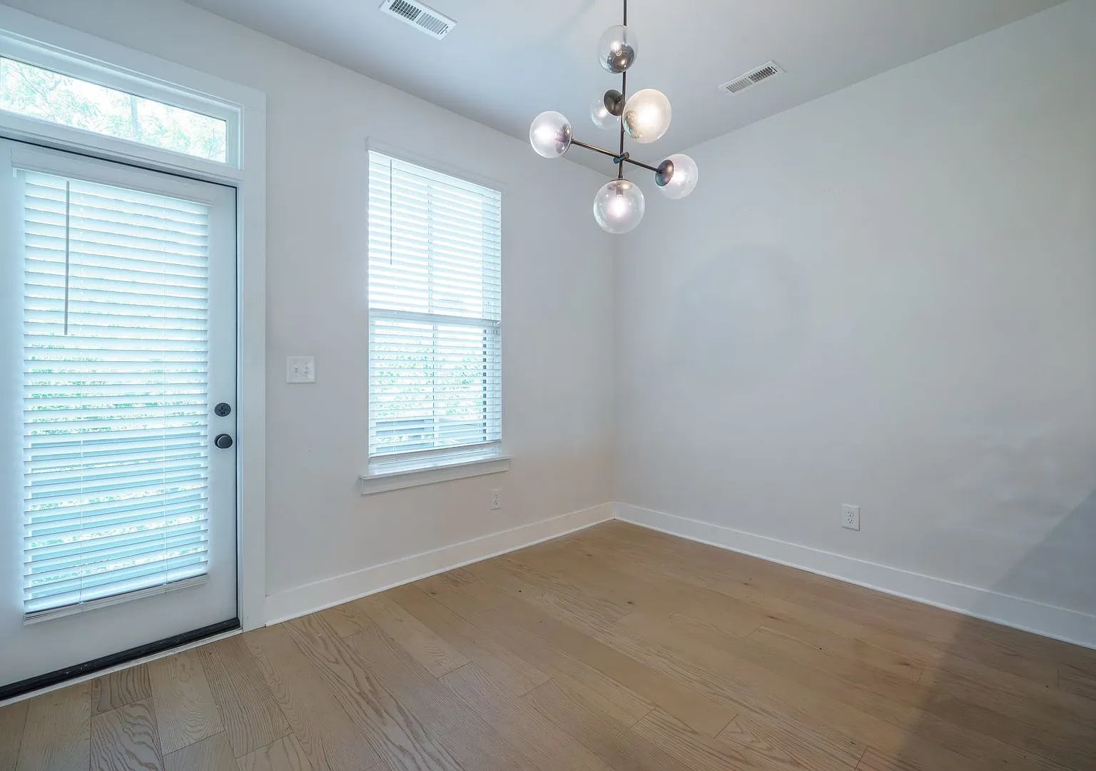 almost brand new uptown modern town house — Photo 4