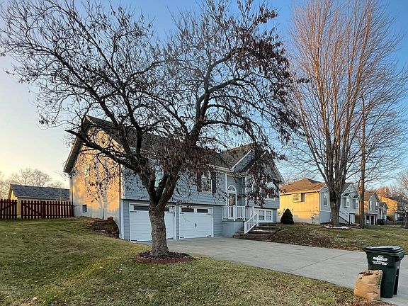 2nd image of 1538 NE Stonewood Dr