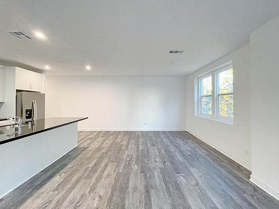 3rd image of 1330 W Cara Dr