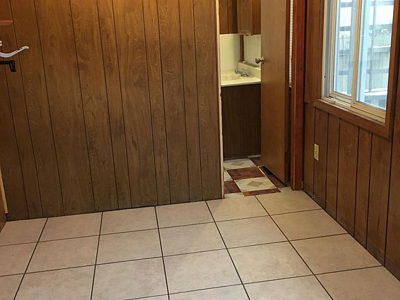 3rd image of 556 E Crosier St