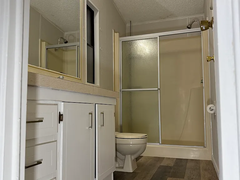 (attached to master-bedroom)
2nd bathroom