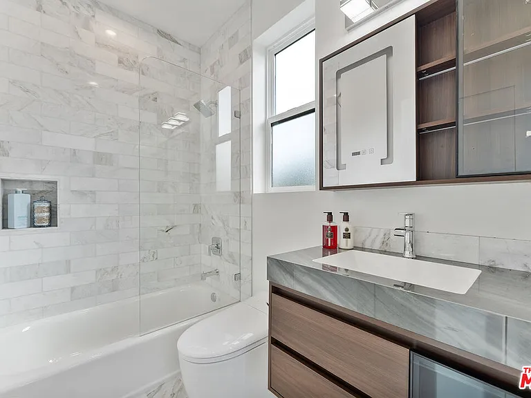 3930 Minerva Ave — Photo 13