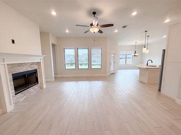 3rd image of 612 Wood Brook Ln