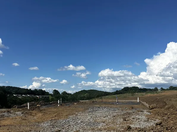 3058 Villas Creekside Dr, Dandridge, TN 37725