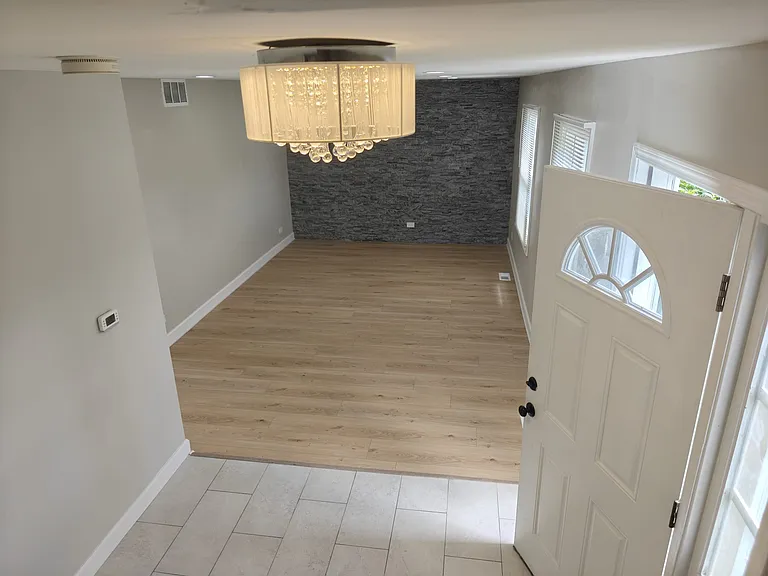 2208 Kensington Dr — Photo 2