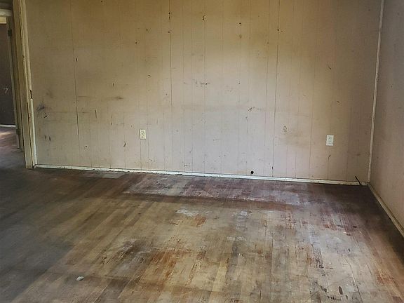 3rd image of 303 Schad St