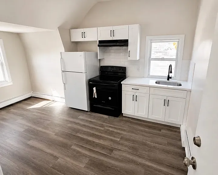 21 Eckert Ave #2L — Photo 5