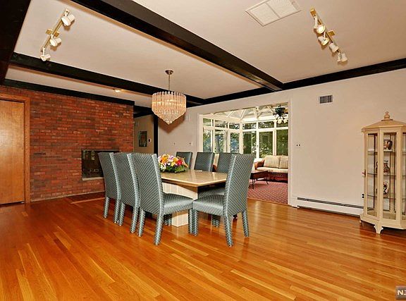 5th image of 665 Iroquois St