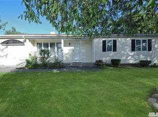 46 Walnut St, Central Islip, NY 11722
