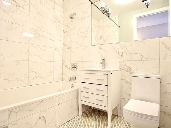 5th image of 167 Tompkins Ave APT 1R