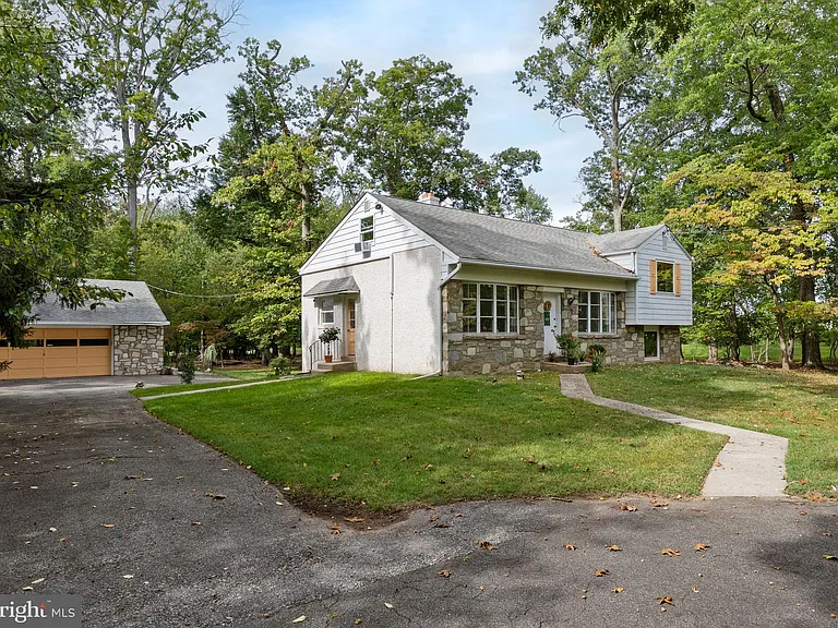 601 Cathcart Rd — Photo 3