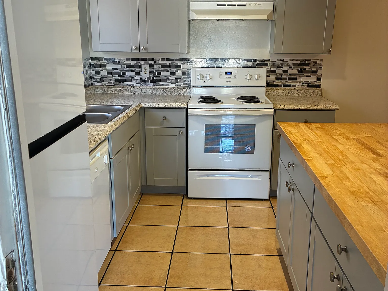 3 bed, 1350 sqft, $1,950 — Photo 2