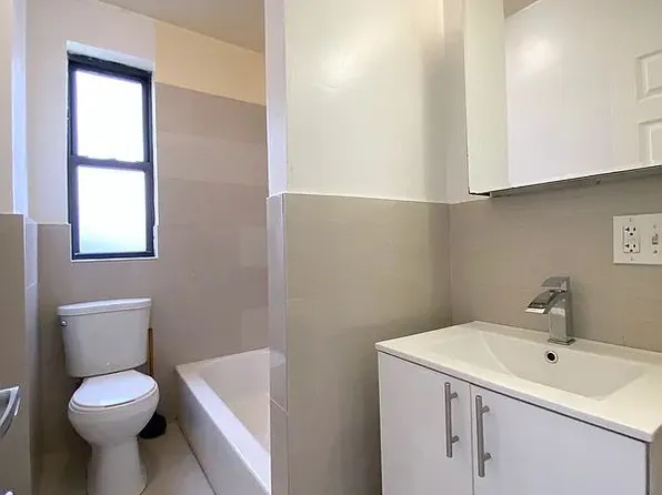 690 Fort Washington Avenue image 5 of 11