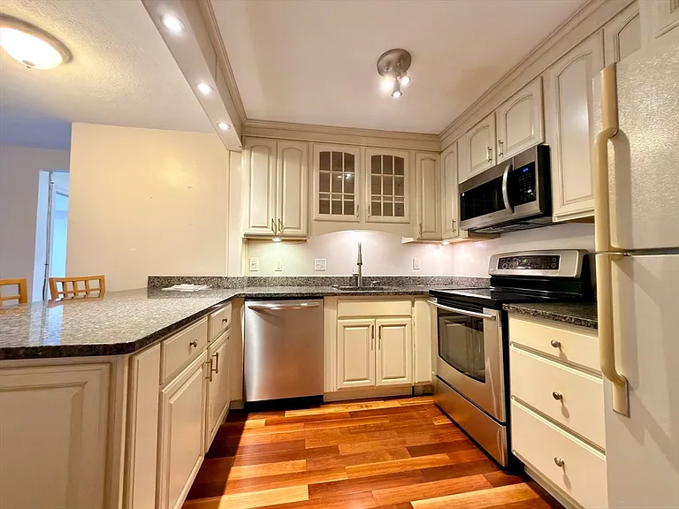1323 Worcester Rd #H8 — Photo 8