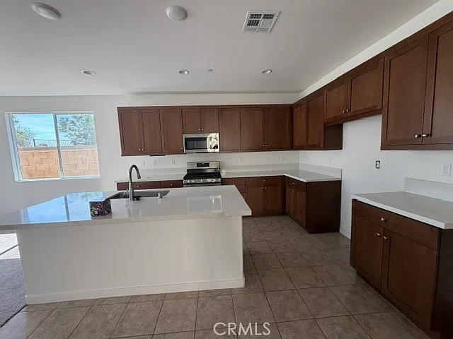 3 bed, 2.5 bath, 1902 sqft, $3,400 — Photo 3