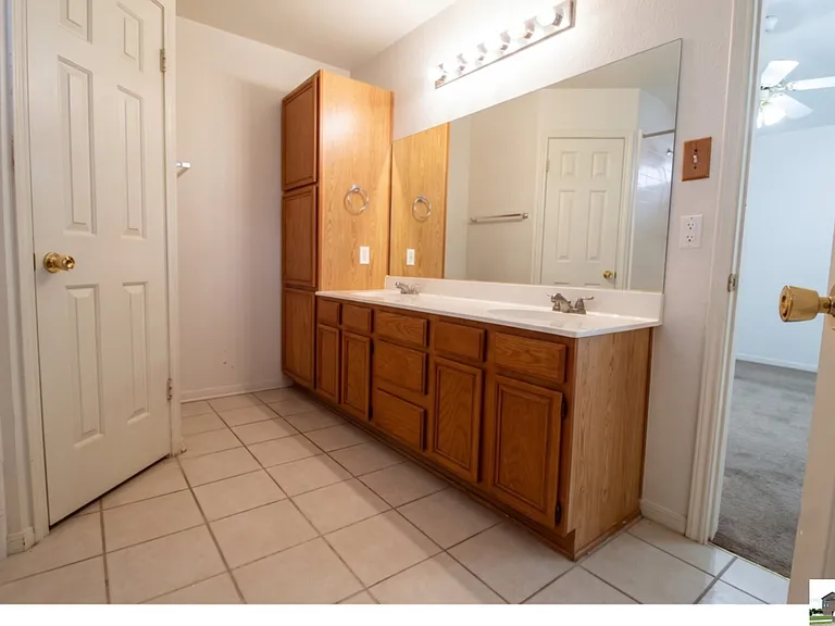 5211 James Loop — Photo 9