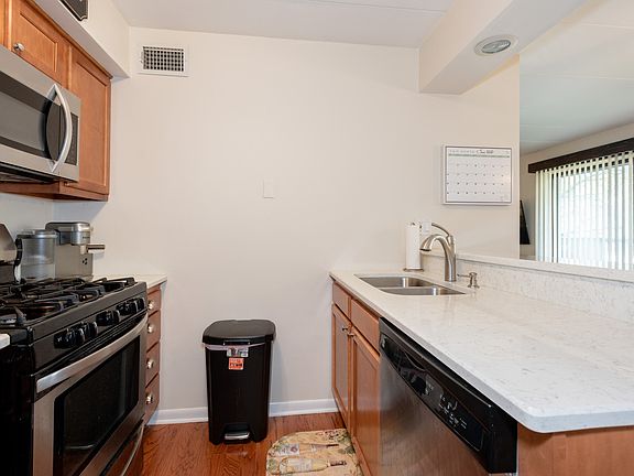 4th image of 10 E Fountainview Ln APT 2A