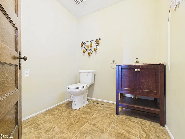 1028 Exchange St — Photo 8