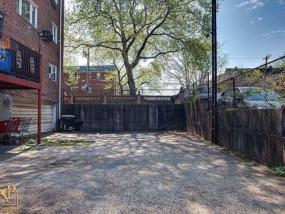 4th image of 600 E 82nd St