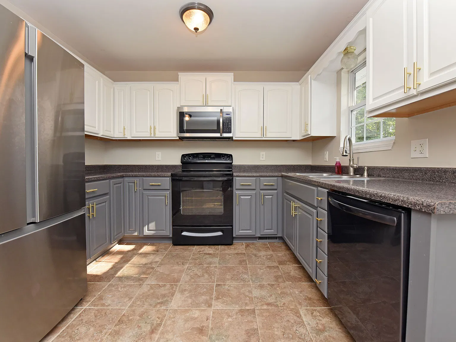 3 bed, 1456 sqft, $2,200 — Photo 3