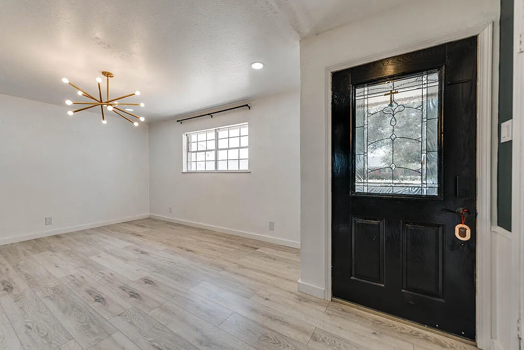 3 bed, 2.0 bath, 1716 sqft, $2,475 — Photo 2