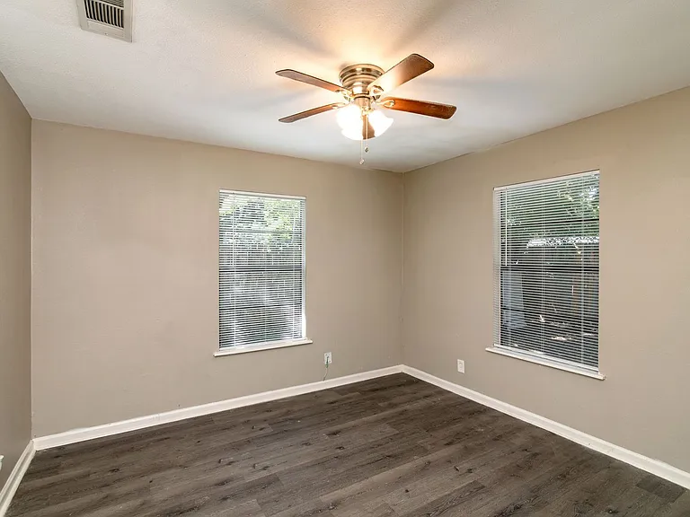207 Hackberry St — Photo 13