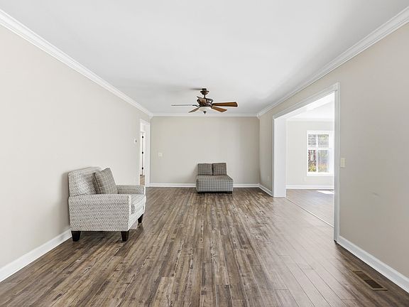 5th image of 418 Sassanqua Dr.