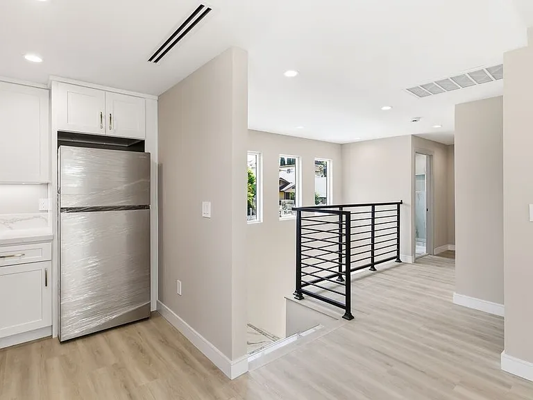 225 N Burlington Ave — Photo 7
