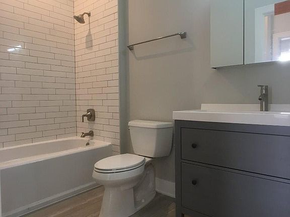 4th image of 1472 W Summerdale Ave #1025