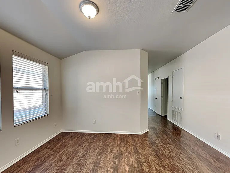 742 Mission Ln — Photo 6
