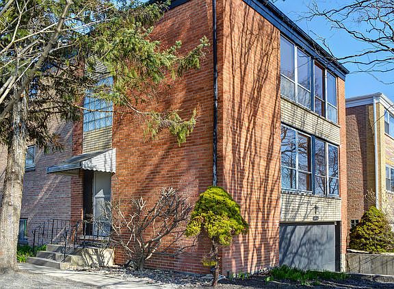 2nd image of 6816 N Hamlin Ave #2