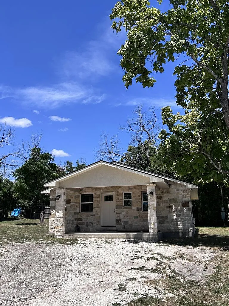 4 bed, 1.0 bath, 1013 sqft, $1,550 — Photo 1