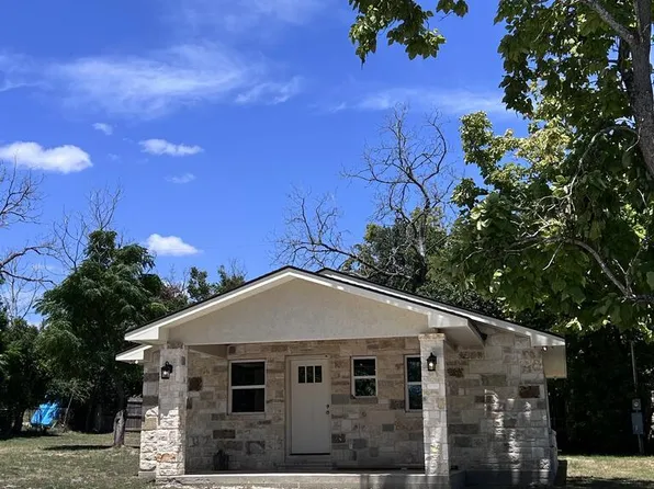 105 4th St, Ingram, TX 78025