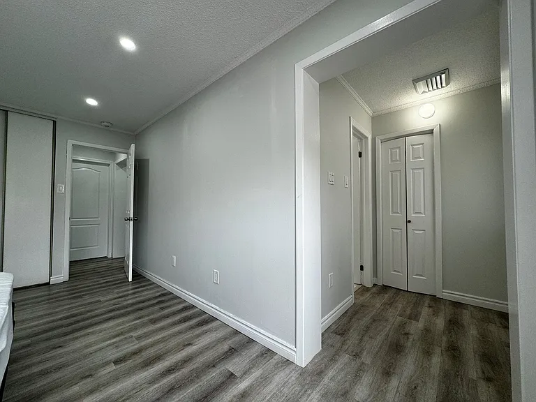 121 University Ave E #2 — Photo 20