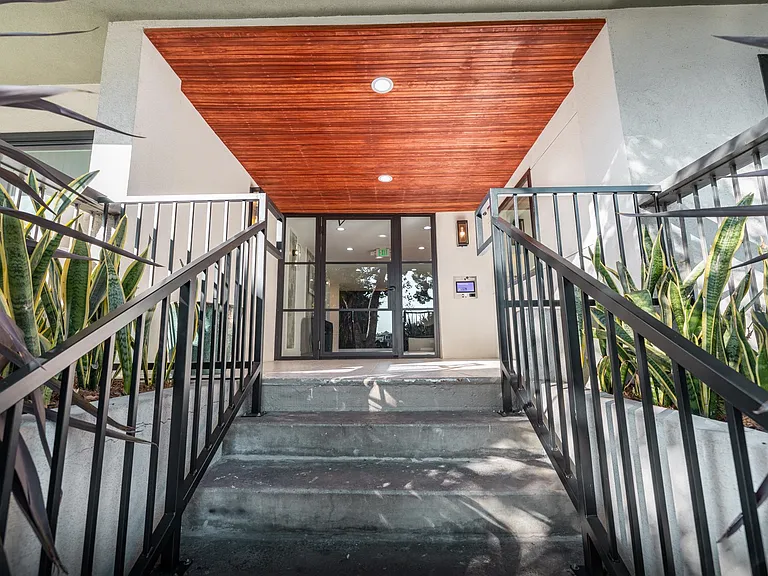 San Pasqual Apartments — Photo 27