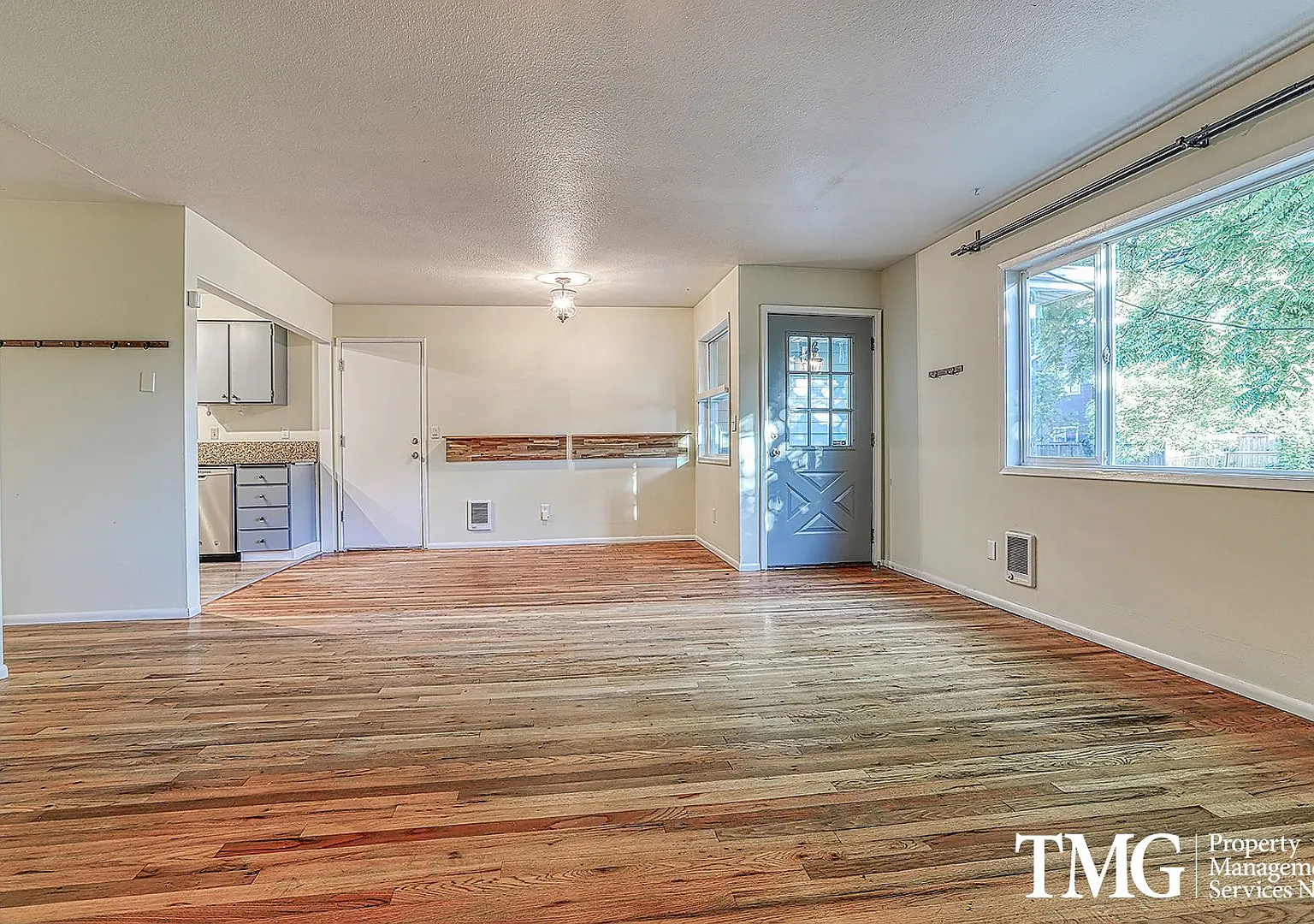 Cozy 3 bedroom 2 bath home in NE Portland — Photo 3