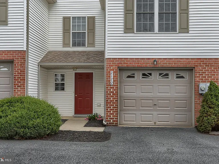2120 Autumn Ct — Photo 2